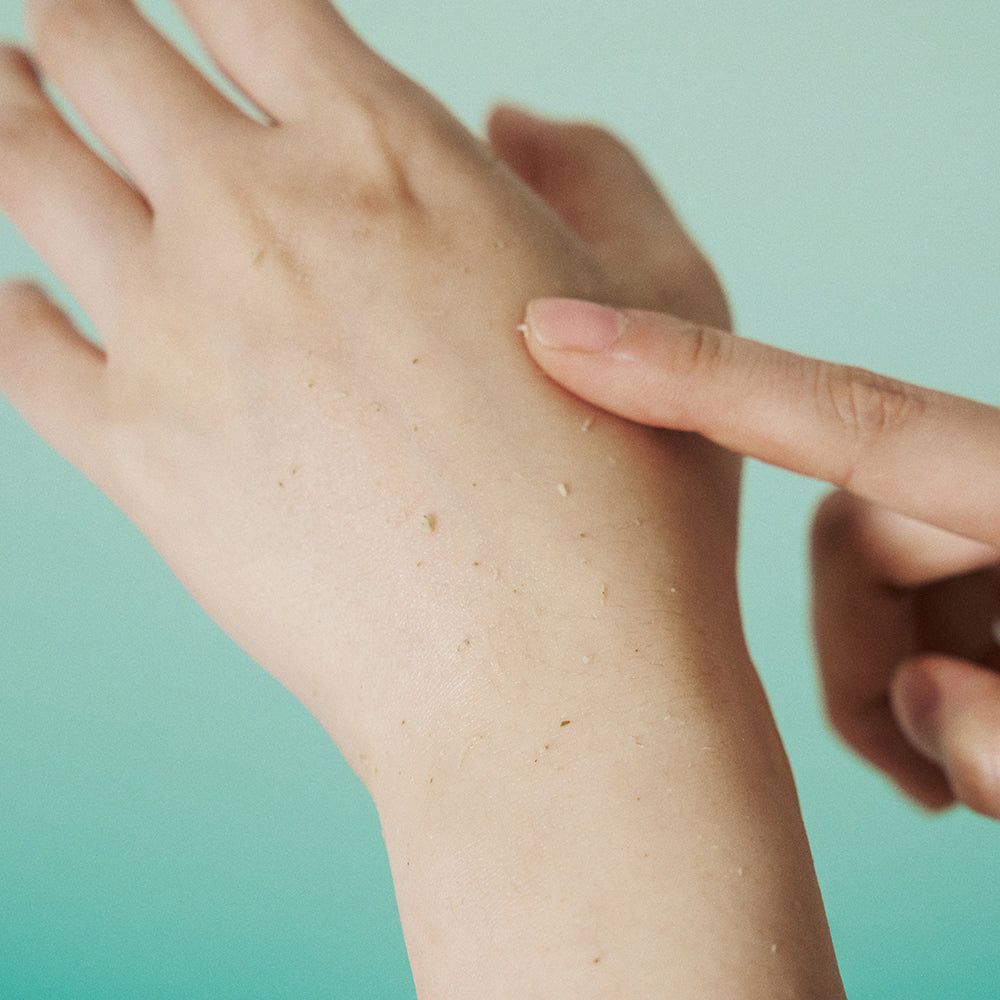 Hand mit Produktresten. Gel auf Hand aufgetragen. Finger berührt die Haut.