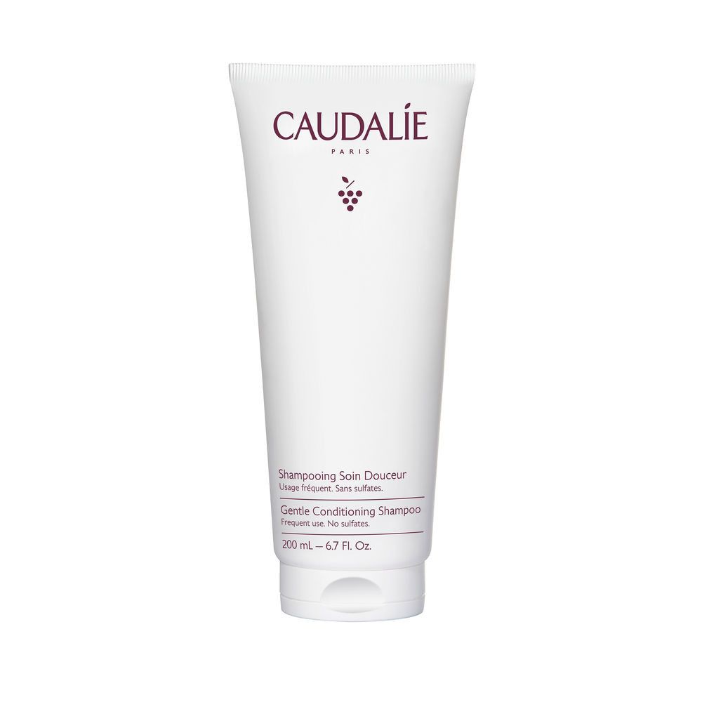 Eine weiße Tube mit dem Aufdruck "CAUDALIE PARIS". Darunter steht "Shampooing Soin Douceur" und "Gentle Conditioning Shampoo".