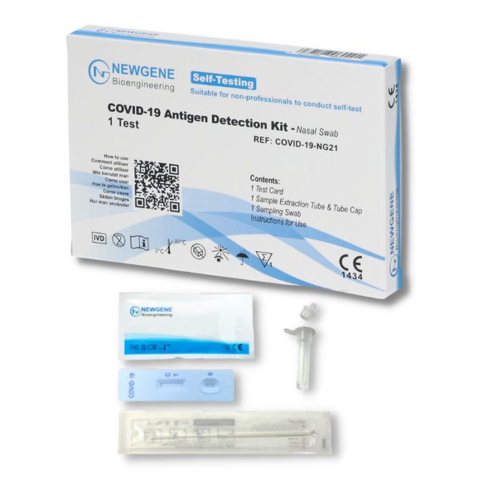 Verpackung mit COVID-19 Antigen-Test-Kit. Enthält Testkarte, Extraktionsröhrchen, Tupfer und Gebrauchsanweisung. CE-Kennzeichnung.
