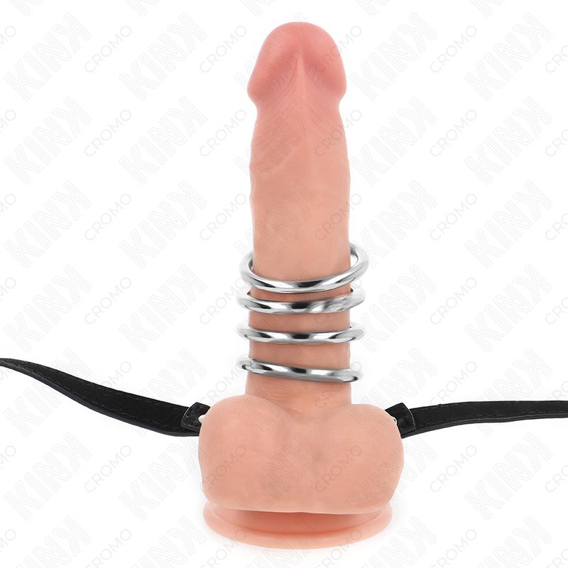 Penisring mit 4 Metallringen und Ledergurt. Schwarzes Leder, silberfarbene Ringe. Produkt an einem Dildo befestigt.