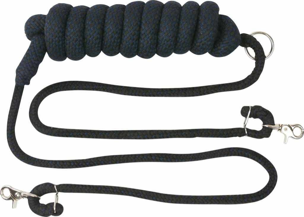 Schwarze Longierhilfe mit Karabinerhaken und Metallringen. Gedrehtes Seil, verbunden mit zwei Leinen.