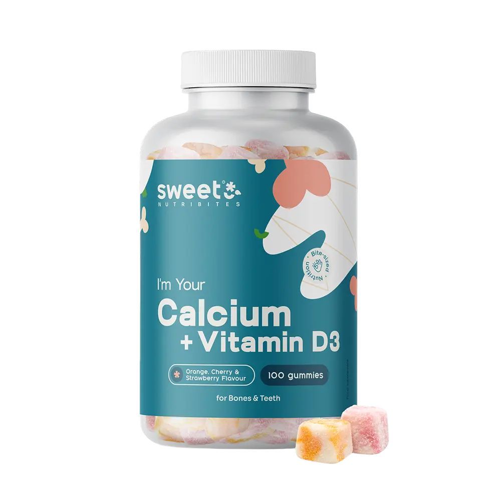 Eine Flasche Sweet Nutribites Calcium + Vitamin D3 Gummibärchen. Aufschrift: Calcium + Vitamin D3, 100 Gummibärchen. Drei Gummibärchen daneben.