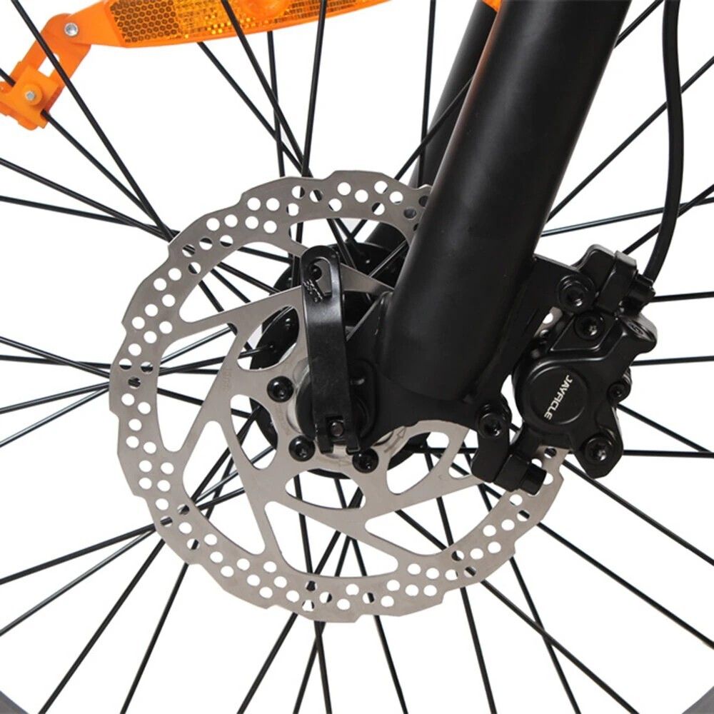 Nahaufnahme der Scheibenbremse. Silberne Scheibe, schwarze Komponenten.