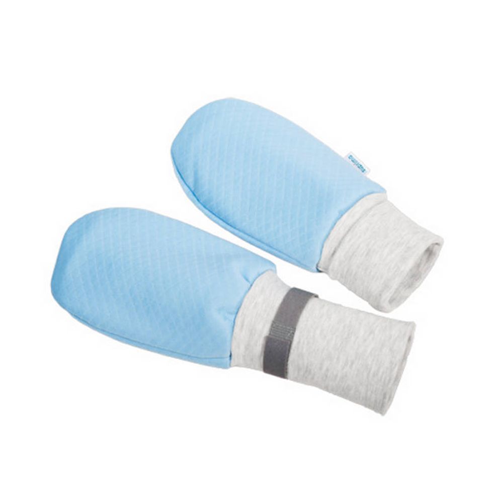 Zwei hellblaue Schutzhandschuhe für Kinder mit grauem Bündchen und Klettverschluss.