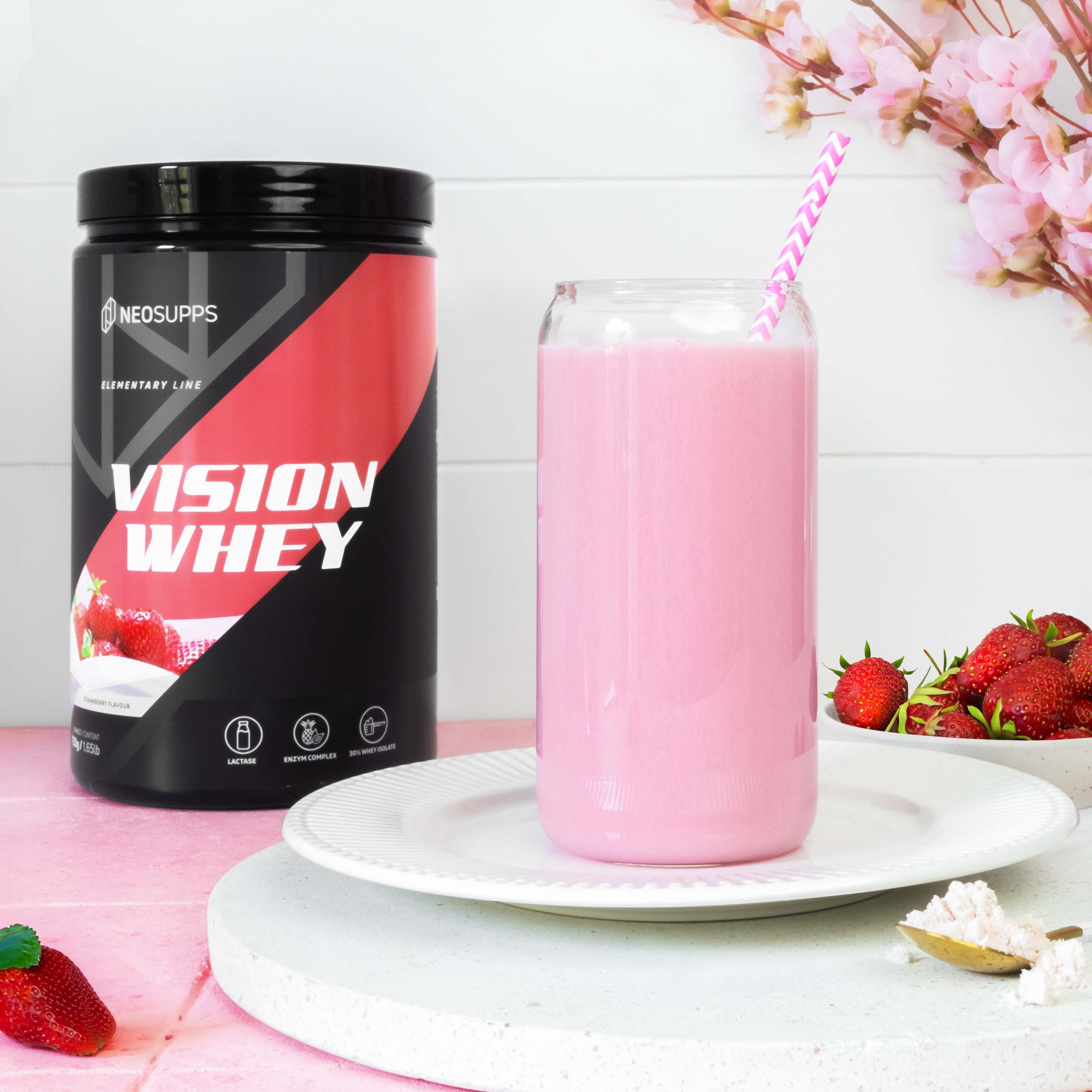 Schwarze Dose mit rotem Etikett, Aufschrift Vision Whey, Erdbeeren. Glas mit rosa Getränk, Strohhalm. Daneben Erdbeeren auf Teller.
