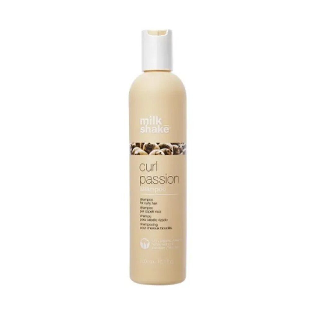 Beige Shampoo-Flasche mit weißem Deckel. Aufschrift: Milk Shake, Curl Passion. Für lockiges Haar. Mehrsprachige Angaben.