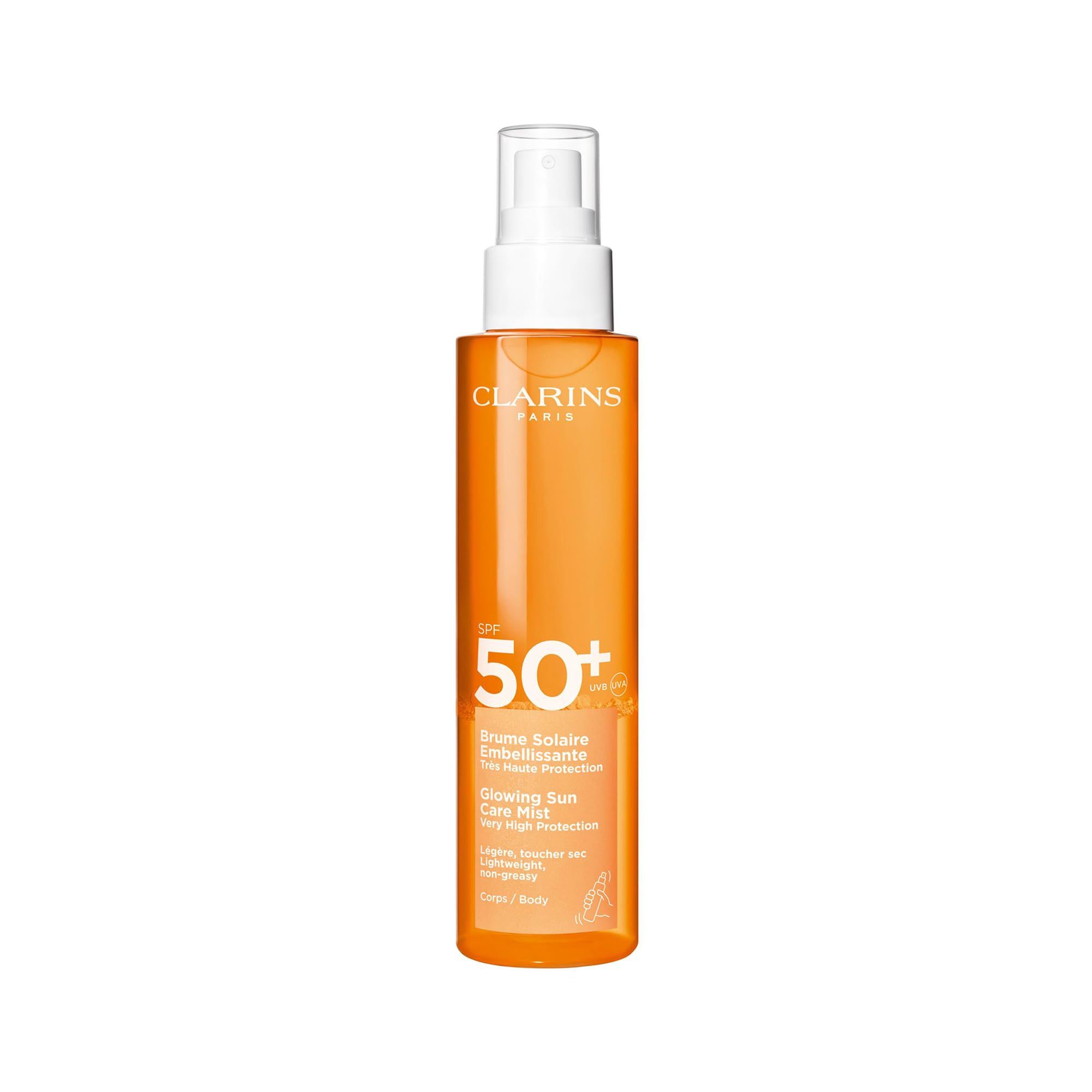 Orangefarbene Sprühflasche mit weißem Sprühkopf. Aufschrift SPF 50+ und Clarins. Produktname und weitere Informationen.