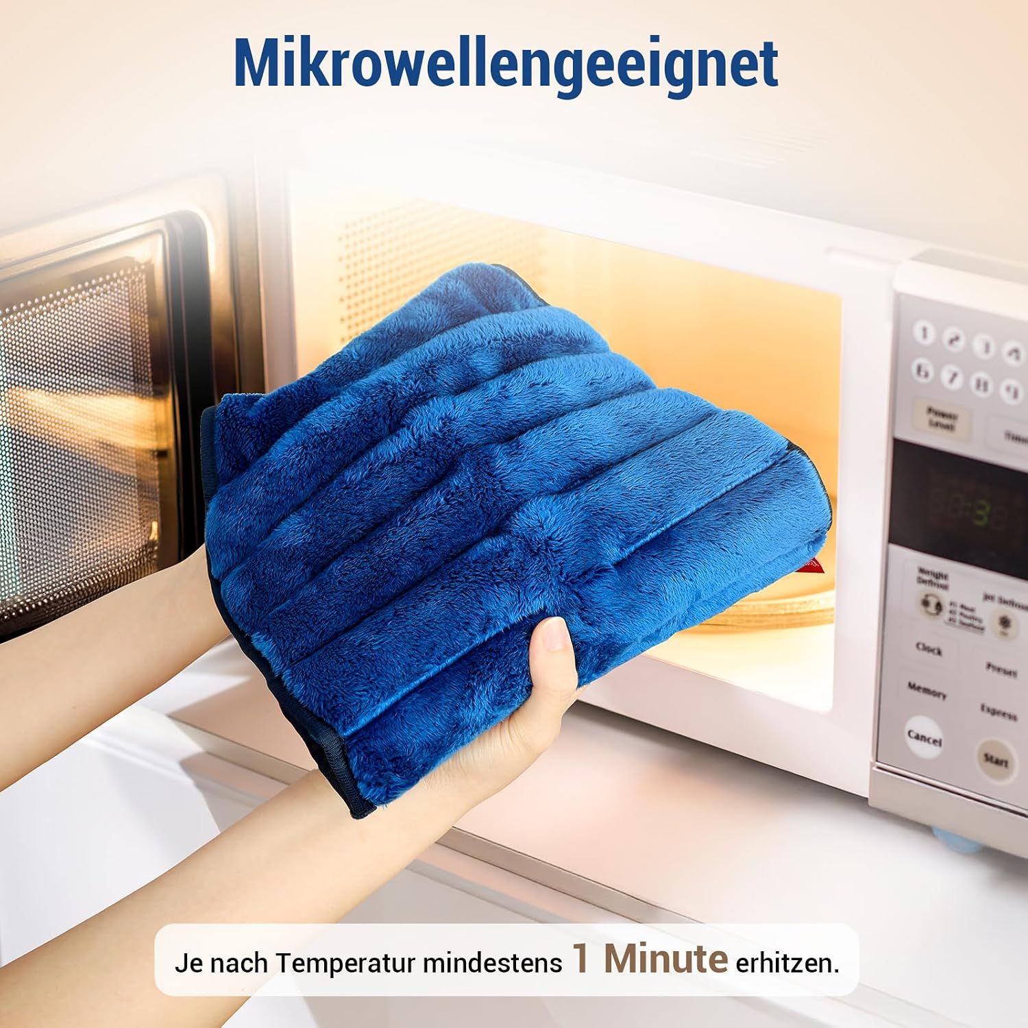 Blauer Heizgurt wird in eine Mikrowelle gelegt zum Erwärmen.