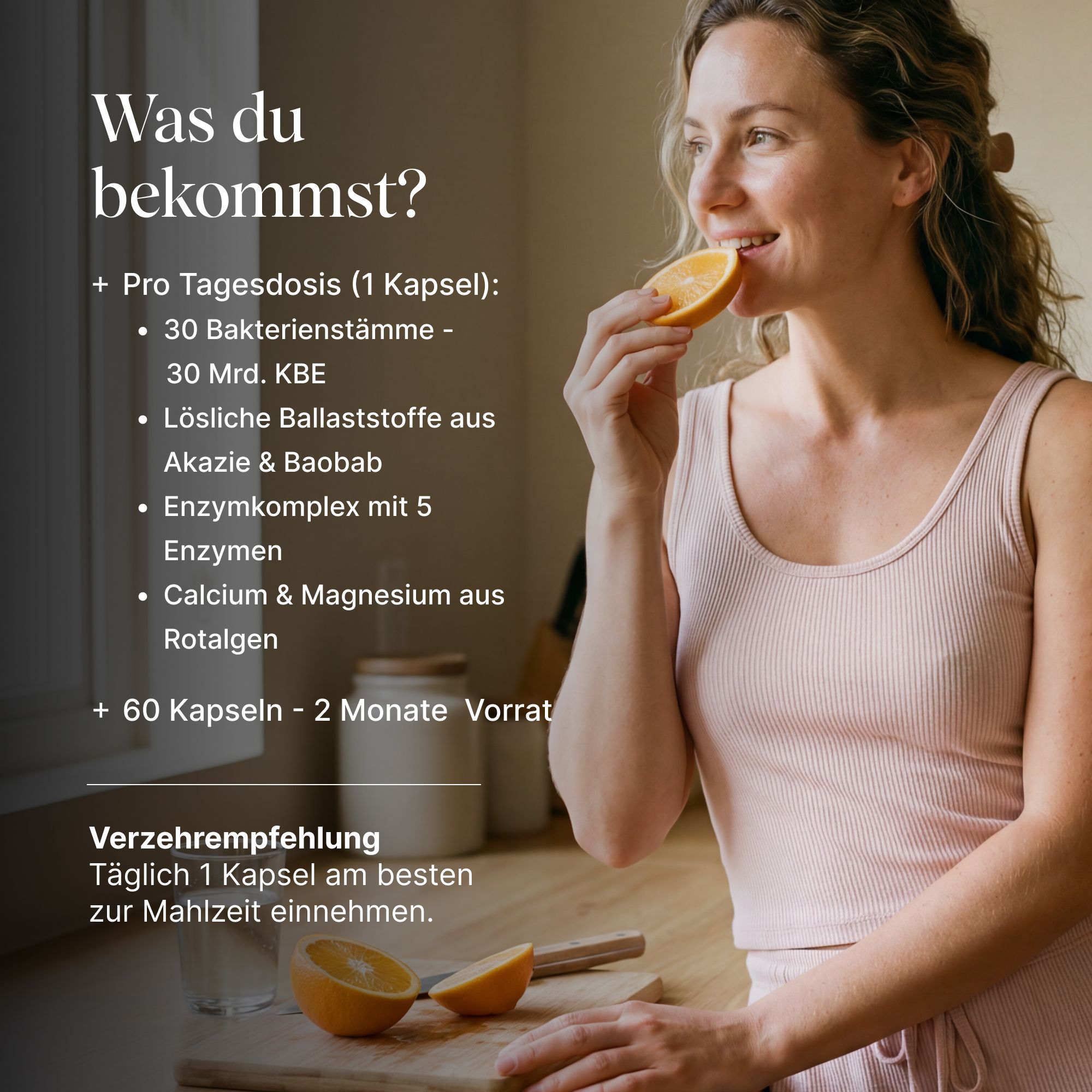 Frau isst eine Orangenspalte, daneben eine Liste der Inhaltsstoffe pro Tagesdosis.