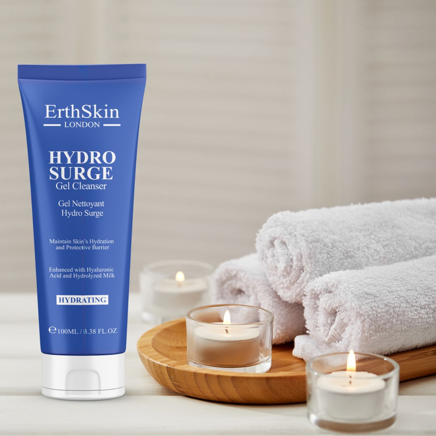 Blaue Tube HYDROSURGE Gel Cleanser. Text: ErthSkin London, HYDROSURGE Gel Cleanser. Auf einem Tablett mit Kerzen und Handtüchern.