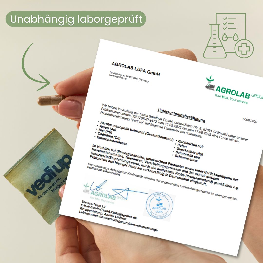Hand hält Kapsel und Einzelverpackung 'vedi up'. Im Hintergrund ein Laborbericht. Text: 'AGROLAB'.
