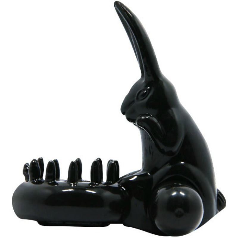 Schwarzer Vibrationsring mit Hasen-Design. Ring mit Noppen, Hase mit Ohren. Glänzende Oberfläche.