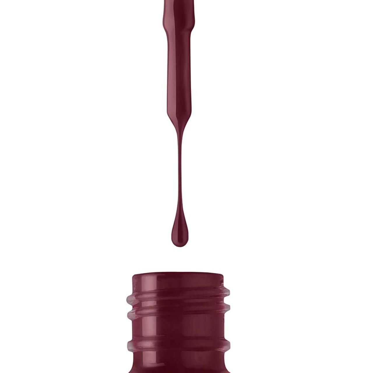 Nahaufnahme einer Nagellackflasche. Pinsel mit Tropfen. Farbe: Dunkelrot. Aufschrift: Artdeco, Art Couture Nail Lacquer.