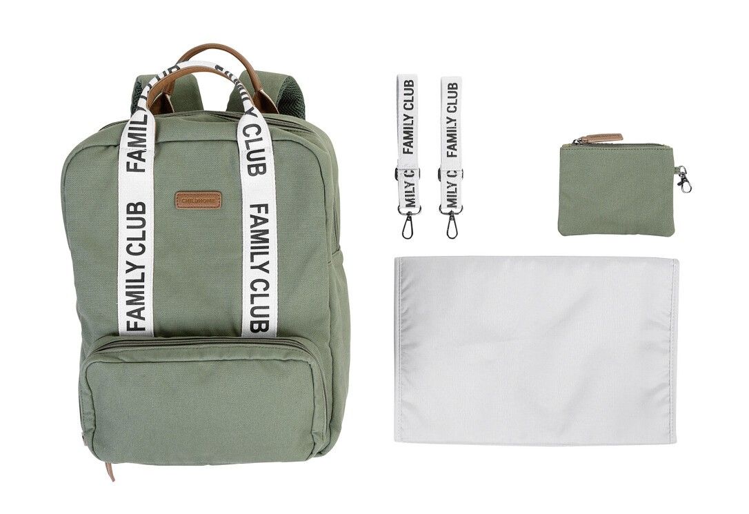 Grüner Wickelrucksack mit weißen Trägern und Aufschrift FAMILY CLUB. Enthält eine Wickelunterlage, eine kleine Tasche und zwei Anhänger.