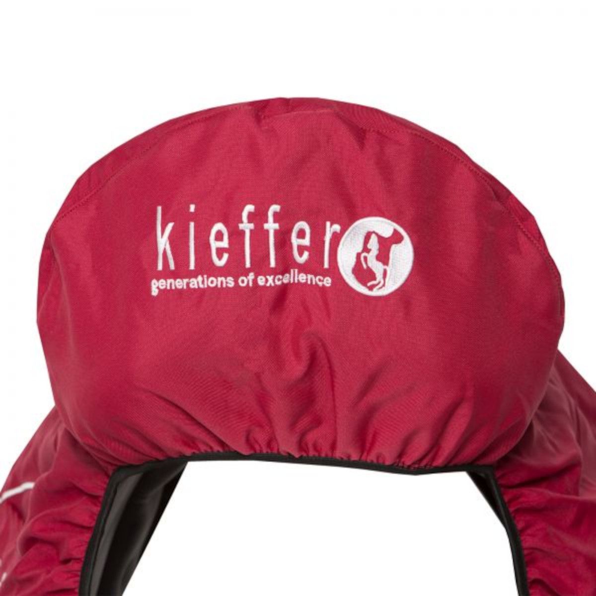 Roter Sattelüberzug mit Kieffer-Logo und Schriftzug. Detailansicht des Logos.