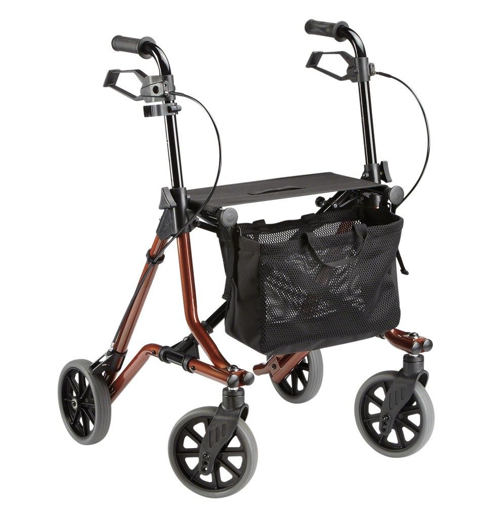 Rollator mit vier Rädern, braunem Rahmen, schwarzem Korb und Handgriffen. Mit Sitzfläche.