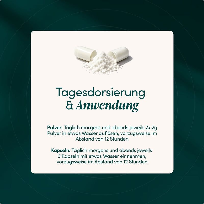 Darstellung der Tagesdosierung von ZYKLOSITOL Pulver und Kapseln mit geöffneter Kapsel und Pulver.