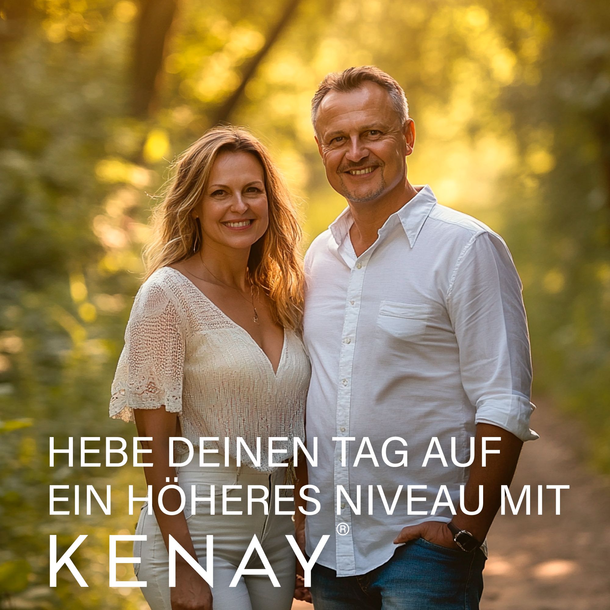 Paar im Wald. Text: Hebe deinen Tag auf ein höheres Niveau mit KENAY. Logo KENAY®.