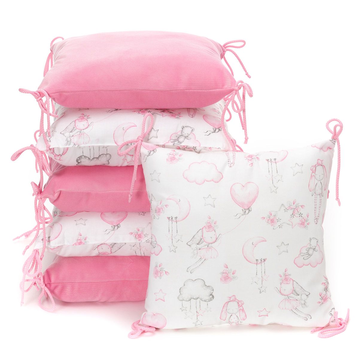 Sechs Kissen mit rosa Samt und weißem Stoff mit Ballerina-Motiv, verbunden durch rosa Bänder.