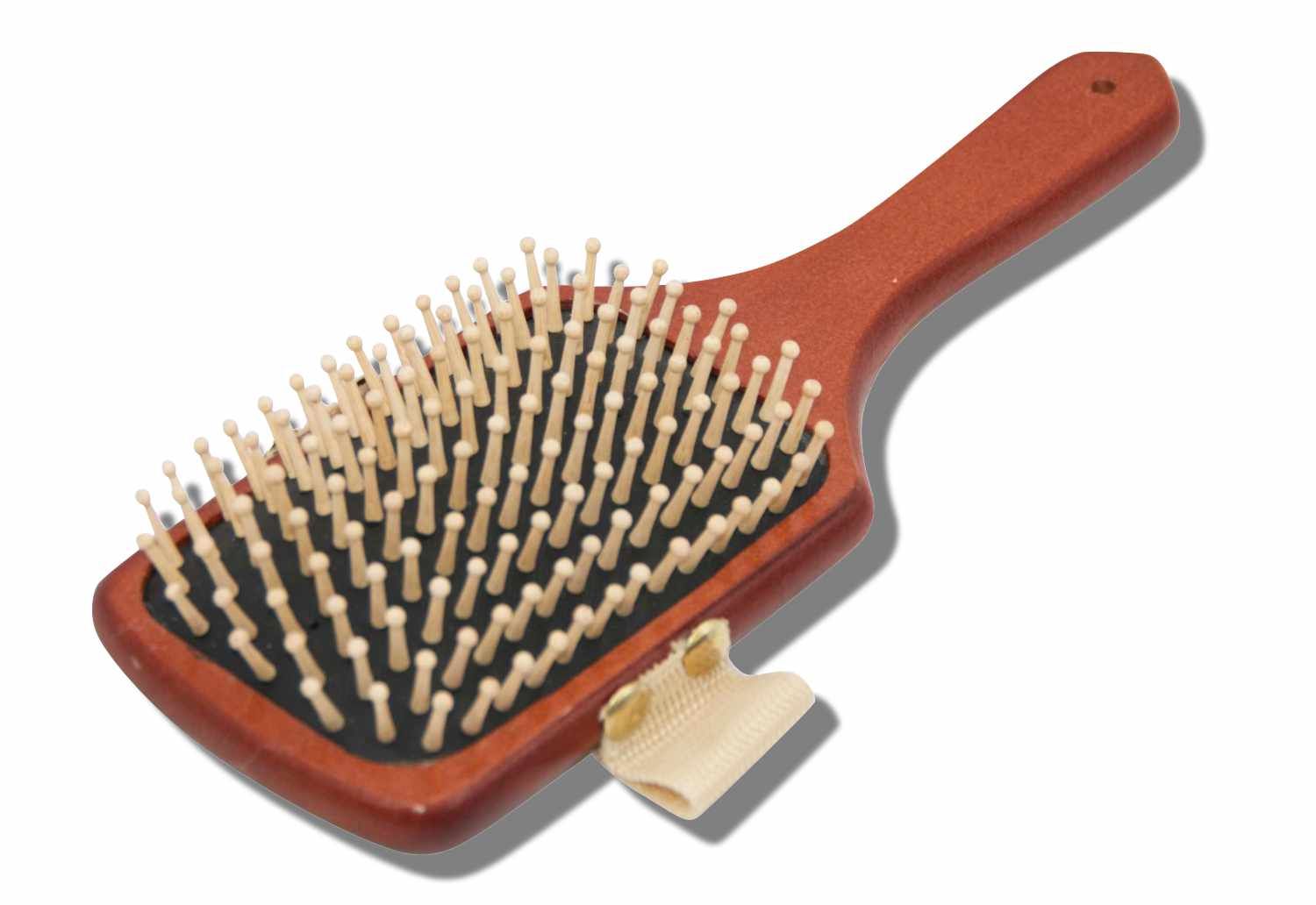 Rechteckige Bürste mit Holzgriff und hellen Borsten. Beige Handschlaufe. Holzfarbe braun.