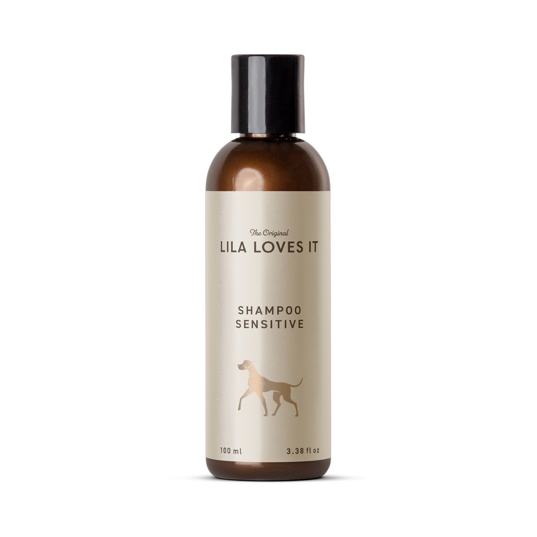 Braune Flasche Shampoo Sensitive von LILA LOVES IT. Mit schwarzem Deckel und Etikett mit Logo und Hund. 100 ml.