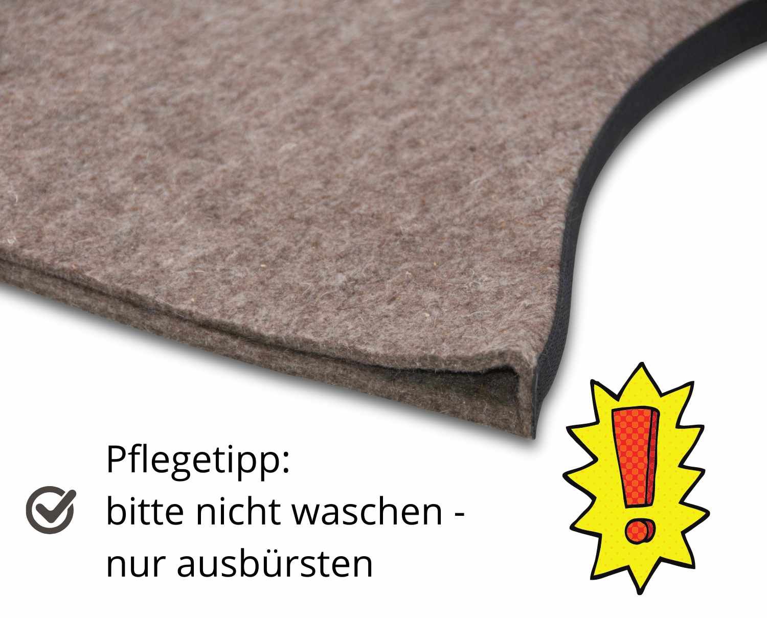 Ausschnitt einer braunen Filz-Dressursattel-Unterdecke. Text: Pflegetipp: bitte nicht waschen - nur ausbürsten.