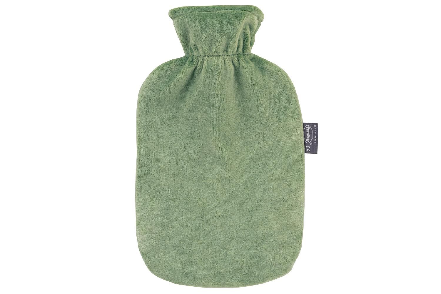 Grüne Wärmflasche mit Stoffbezug. Ovale Form mit Hals. Kleines schwarzes Etikett mit Schriftzug.