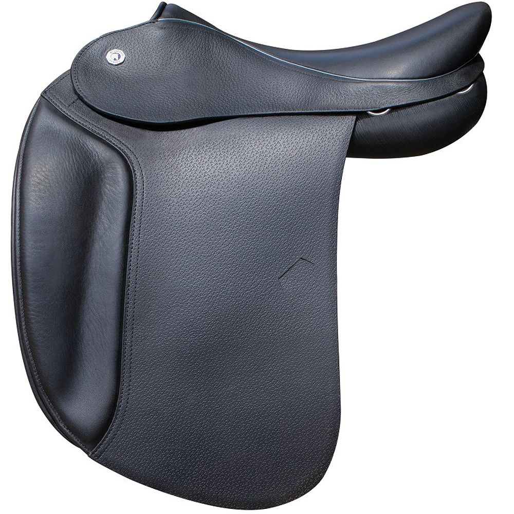 Schwarzer Sattel, Lederoptik, mit Steppnähten und Metallbeschlägen.