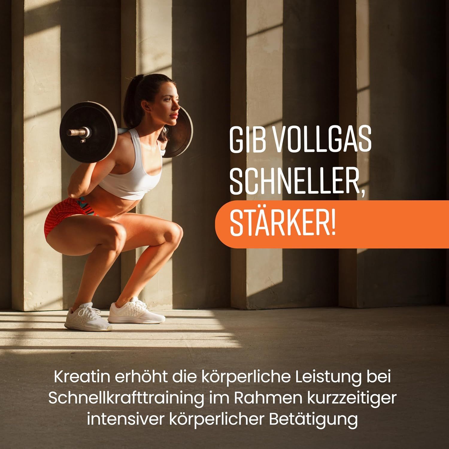 Eine Frau macht Kniebeugen mit einer Langhantel. "Gib Vollgas, schneller, stärker!".
