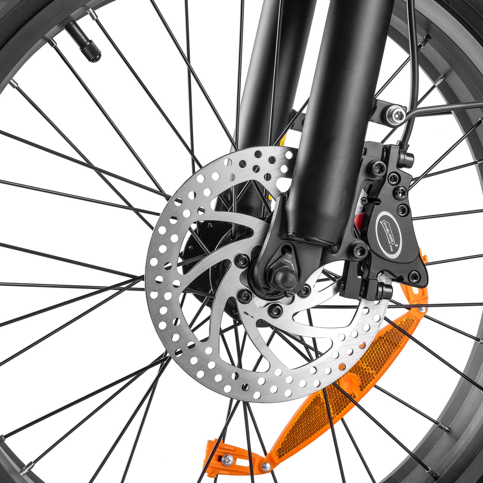 Nahaufnahme der Vorderradbremse. Scheibenbremse, orangefarbener Reflektor, Speichen. Schwarze Gabel und Reifen.