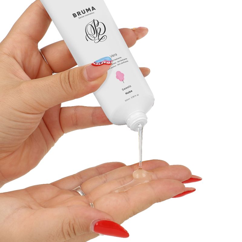 Hände halten eine Tube und lassen klares Gel herausfließen. Produkt: Bruma, Aloe Vera, Zuckerwatte-Geschmack.