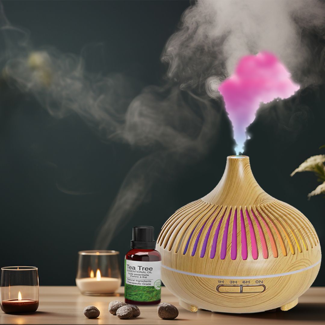 Aromadiffusor aus Holz mit LED-Beleuchtung und ätherischem Öl. Nebel und Kerze im Hintergrund.