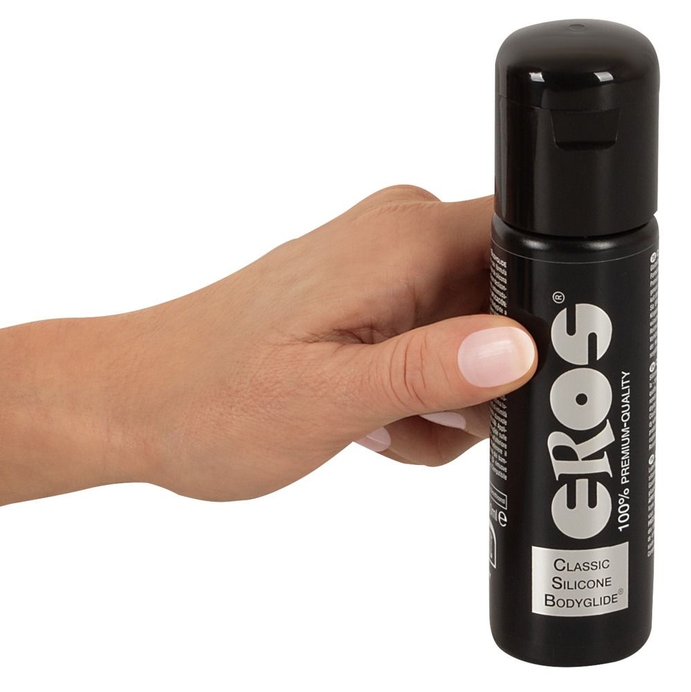 Schwarze Flasche, gehalten von einer Hand. "Eros"-Logo und Text "Classic Silicone Bodyglide".