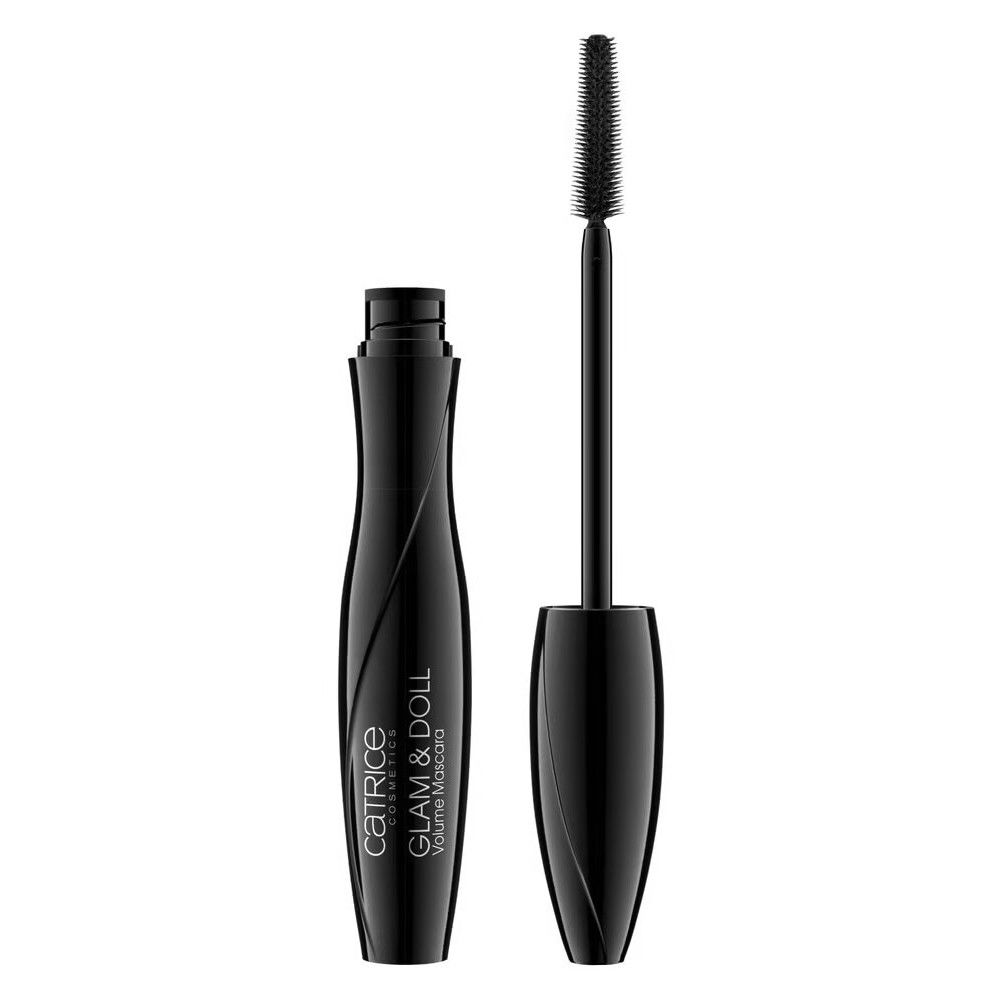 Schwarze Mascarabürste neben einer schwarzen Mascarahülse. Auf der Hülse steht "GLAM & DOLL Volume Mascara" und "CATRICE".