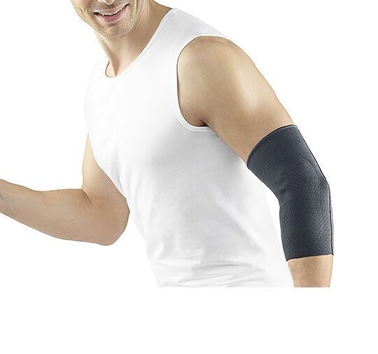 Ellenbogenbandage, dunkelgrau, am Arm getragen. Der Träger hat ein weißes Tanktop an.