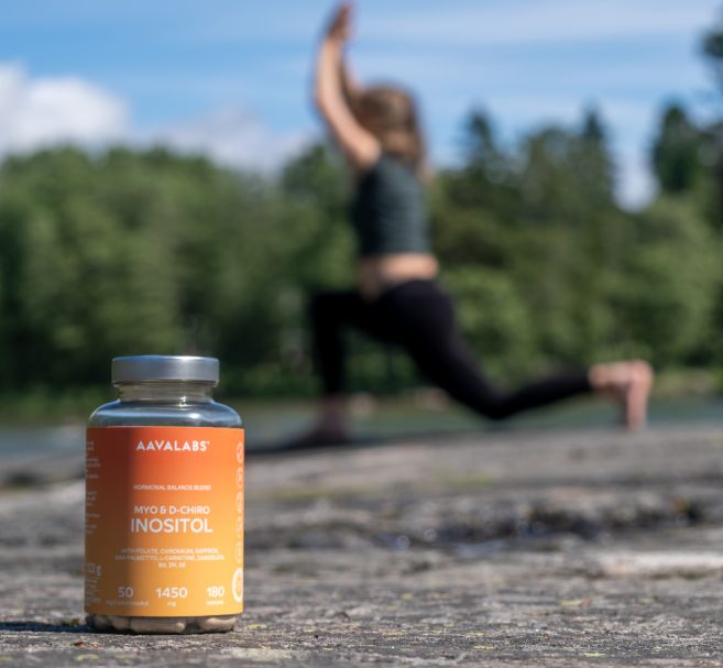 Aavalabs Myo- & D-Chiro Inositol Flasche im Freien mit einer Person beim Yoga.