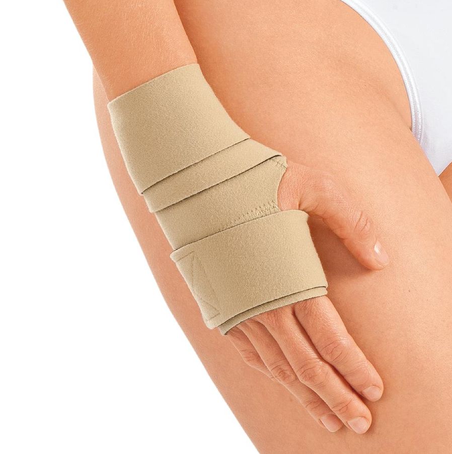 Beige Handgelenkbandage an einer Hand. Mehrere Klettverschlüsse. Bandage bedeckt Handgelenk und Teil der Hand.