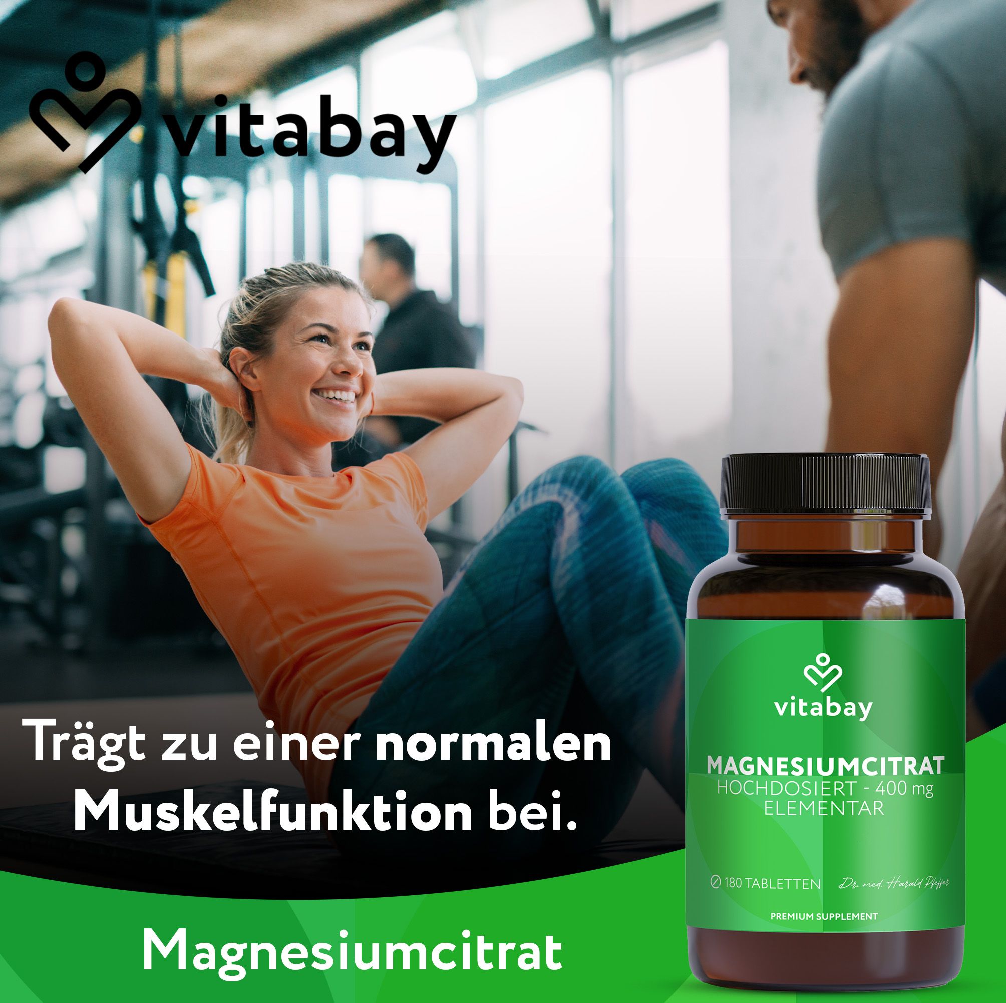 Frau macht Crunches im Fitnessstudio, unterstützt normale Muskelfunktion.