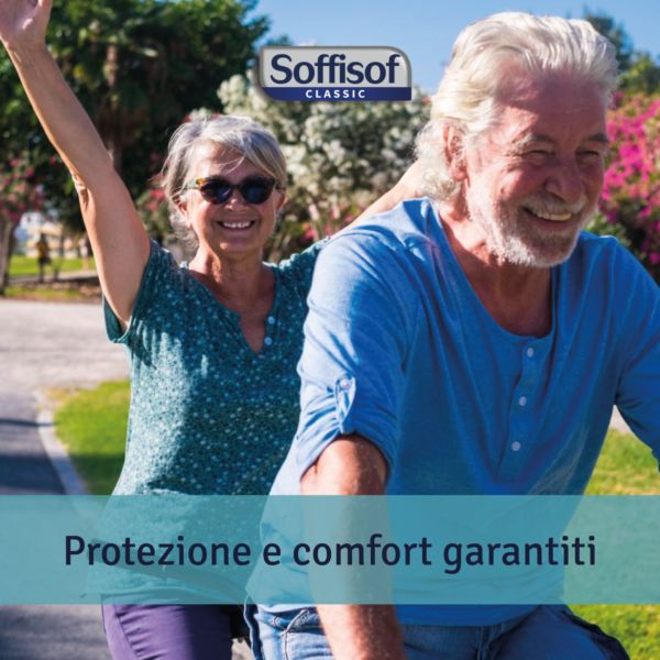 Älteres Ehepaar auf dem Fahrrad. Text: Soffisof Classic. Protezione e comfort garantiti.