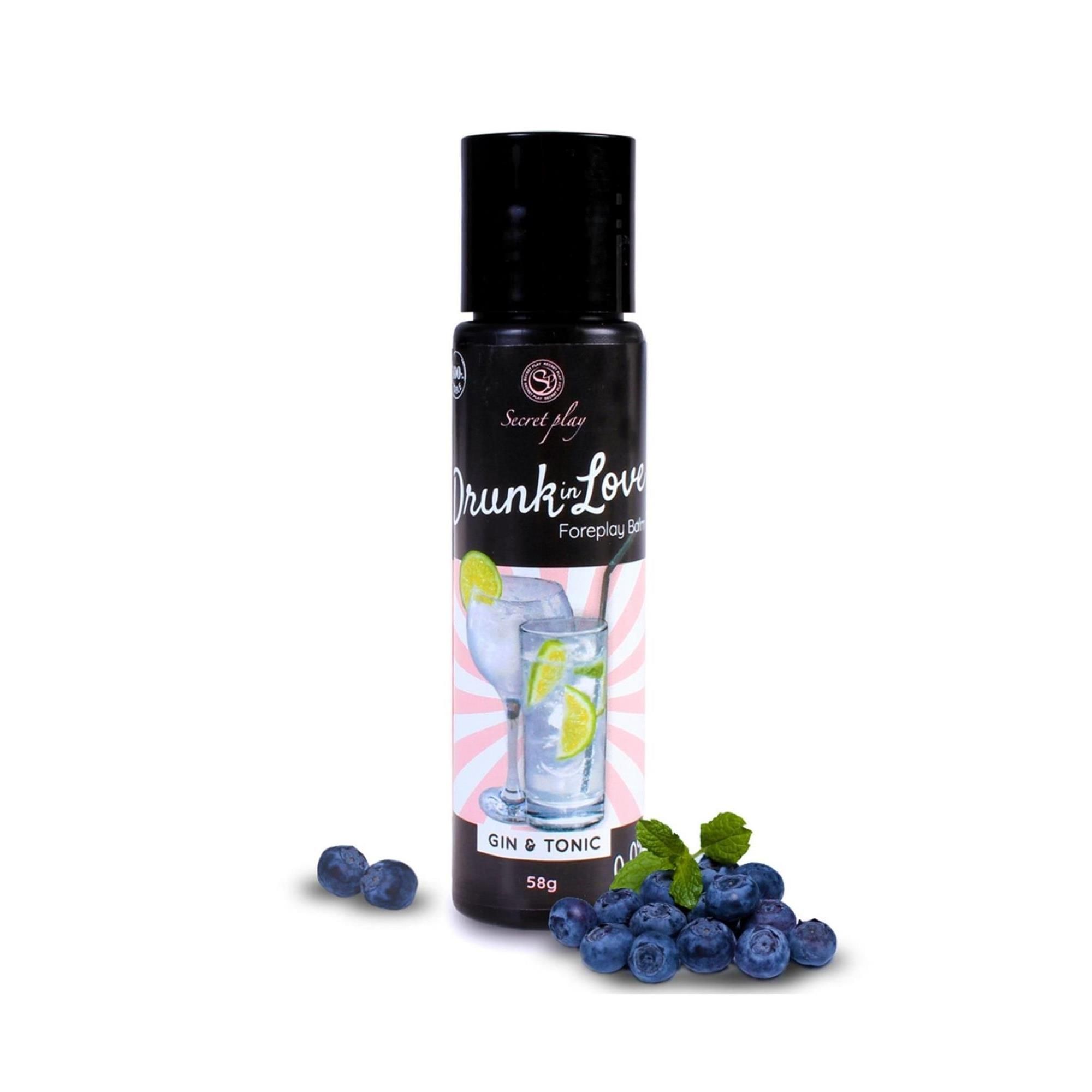 Schwarze Flasche mit "Drunk in Love Foreplay Balm". Cocktail-Illustration. Blaubeeren daneben. 58g.