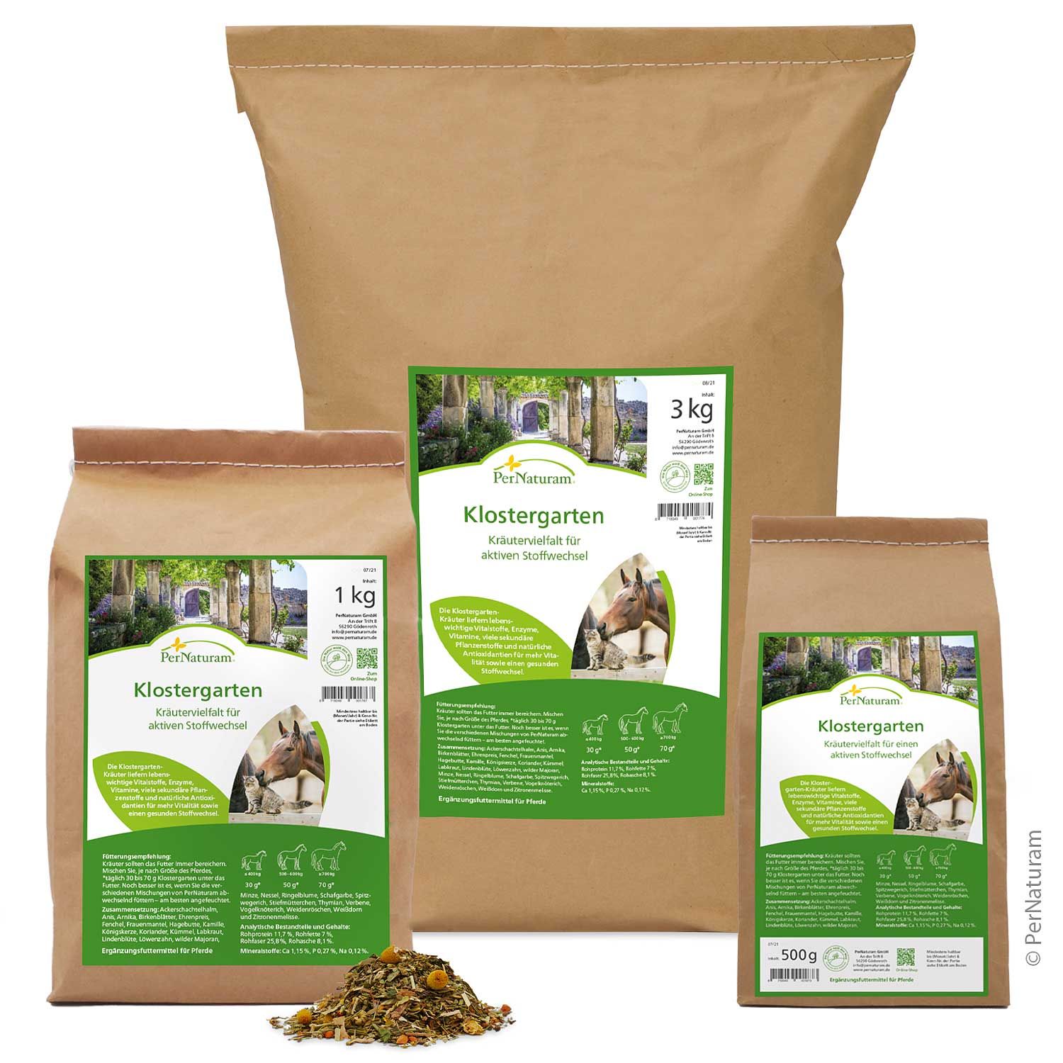 Verschiedene Größen von Papiertüten mit Produktetiketten. Aufschrift: PerNaturam Klostergarten Kräuter. Grün-weißes Etikett mit Kräutern und Pferd.