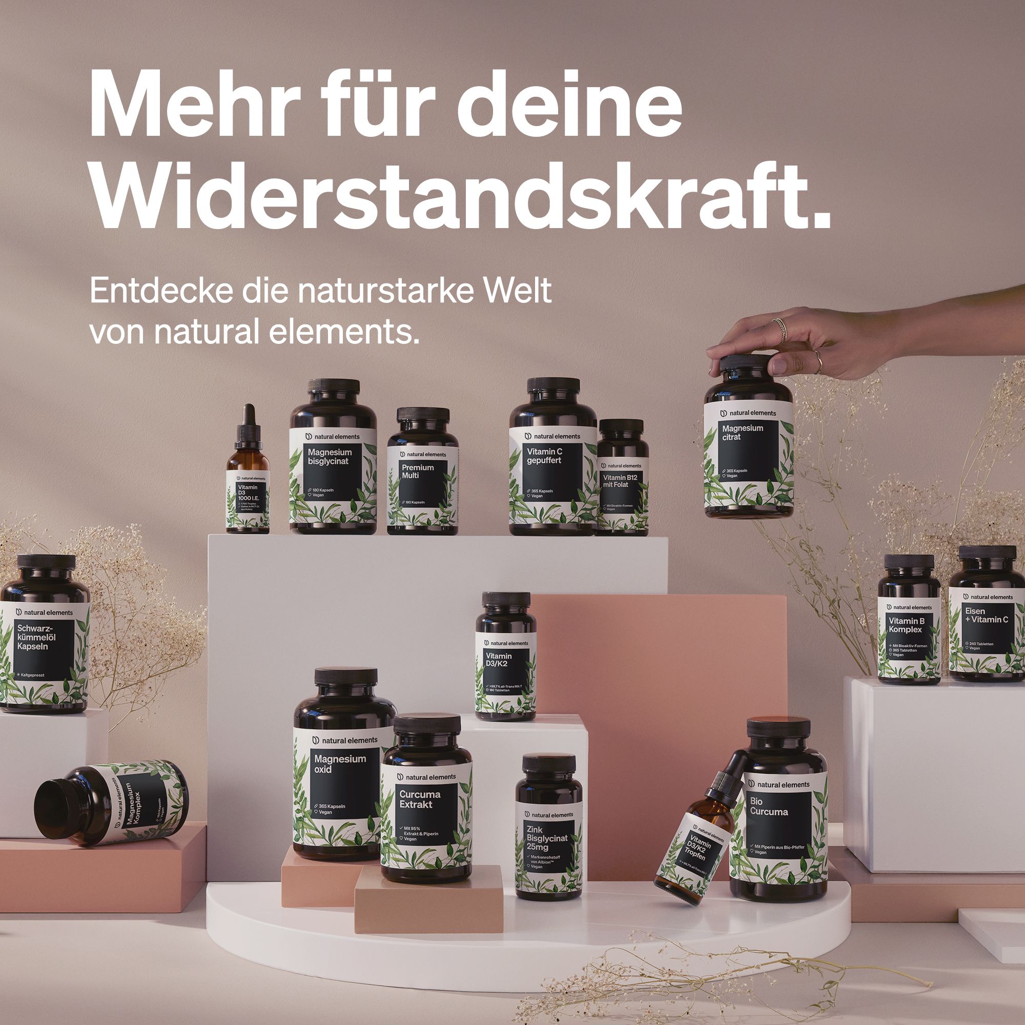 Verschiedene Flaschen und Kapseln. Text: "Mehr für deine Widerstandskraft." und Logo "natural elements".