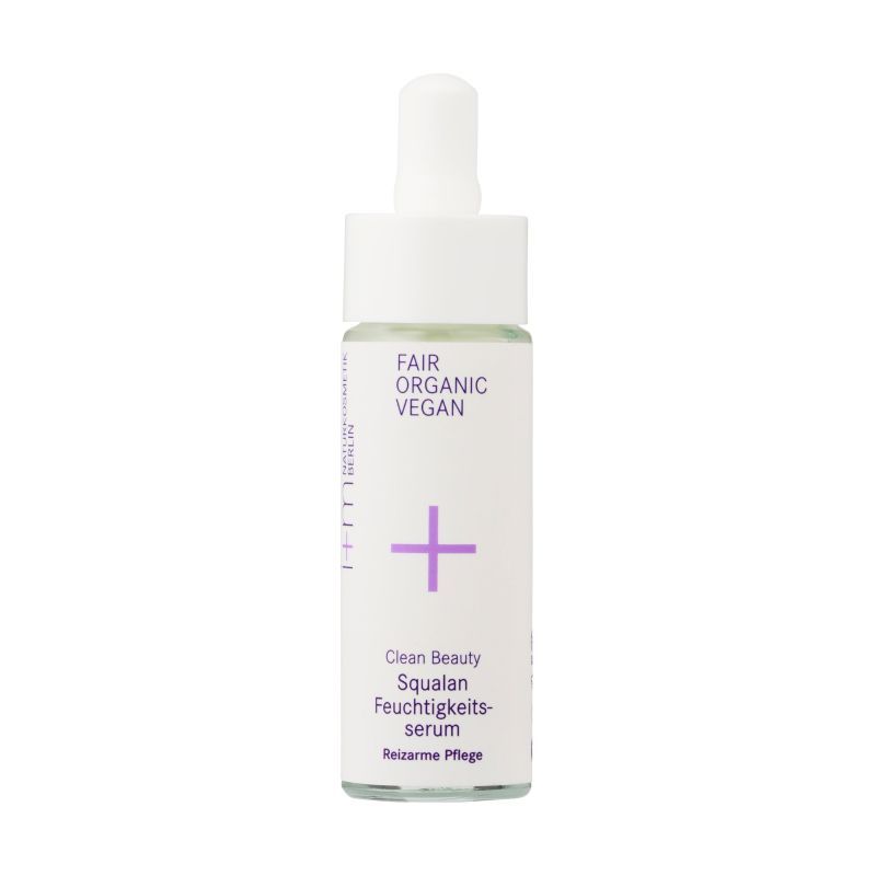 Kleine, weiße Flasche mit Pipette. Aufschrift: FAIR ORGANIC VEGAN, lila Pluszeichen, Clean Beauty, Squalan Feuchtigkeitsserum, Reizarme Pflege.