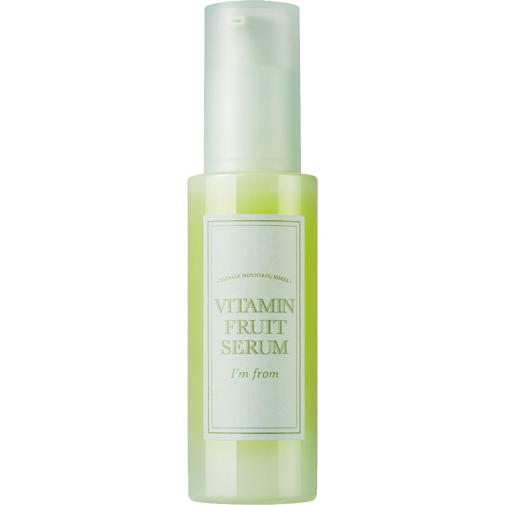 Grüne Flasche mit Serum. Aufschrift: Vitamin Fruit Serum, I'm from. Transparente Flüssigkeit sichtbar.