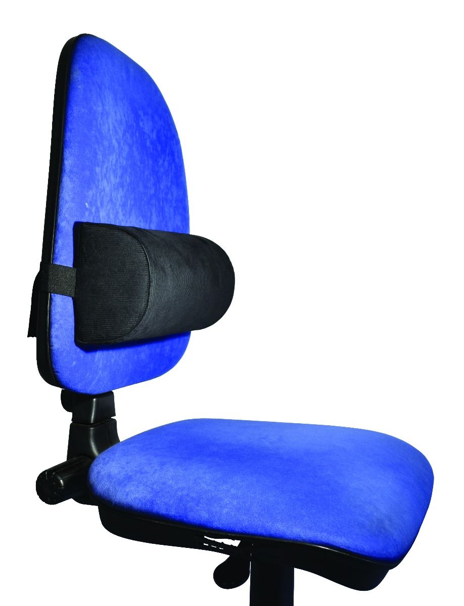 Schwarzes zylindrisches Kissen an einem blauen Bürostuhl befestigt.