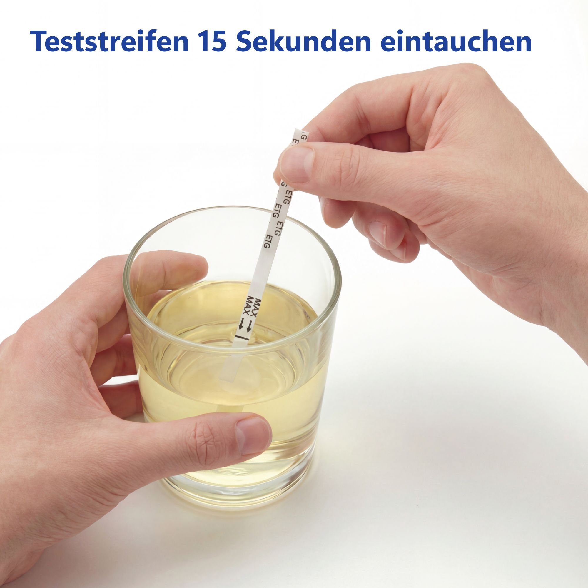 Hände halten Teststreifen in Flüssigkeit. Streifen mit Markierungen. Flüssigkeit in Glas. Hintergrund: helle Haut, Glas.