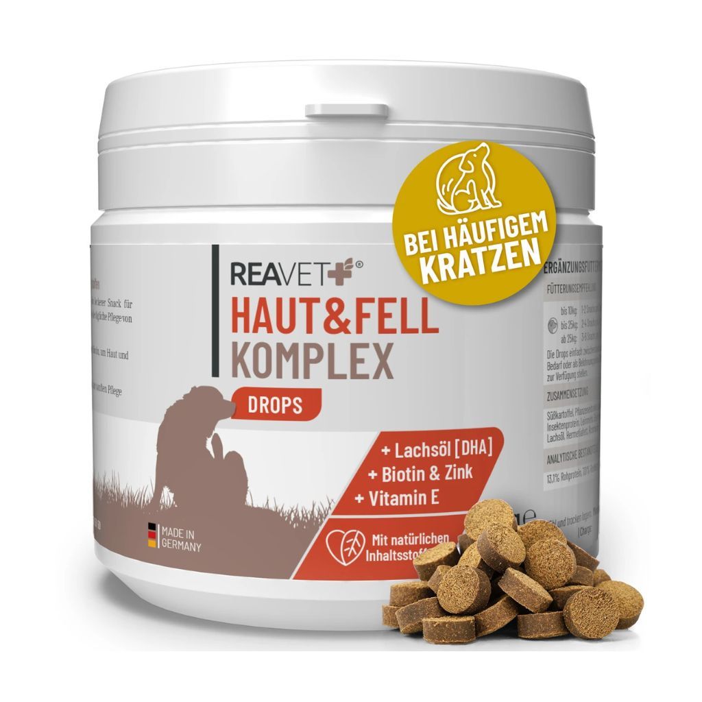 Dose mit Tabletten und Text: REAVET Haut & Fell Komplex Drops. Text: Bei häufigem Kratzen. Inhaltsstoffe: Lachsöl, Biotin, Zink, Vitamin E. Made in Germany.