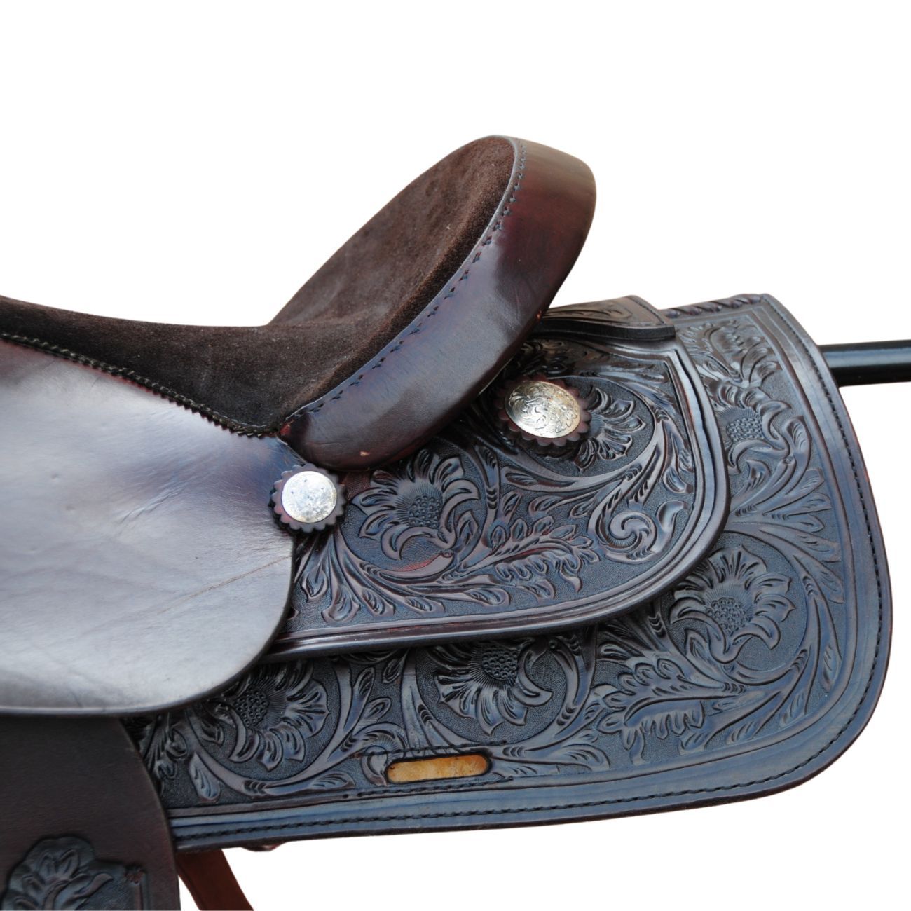 Brauner Westernsattel mit floralen Mustern. Silberne Verzierungen. Detailansicht.