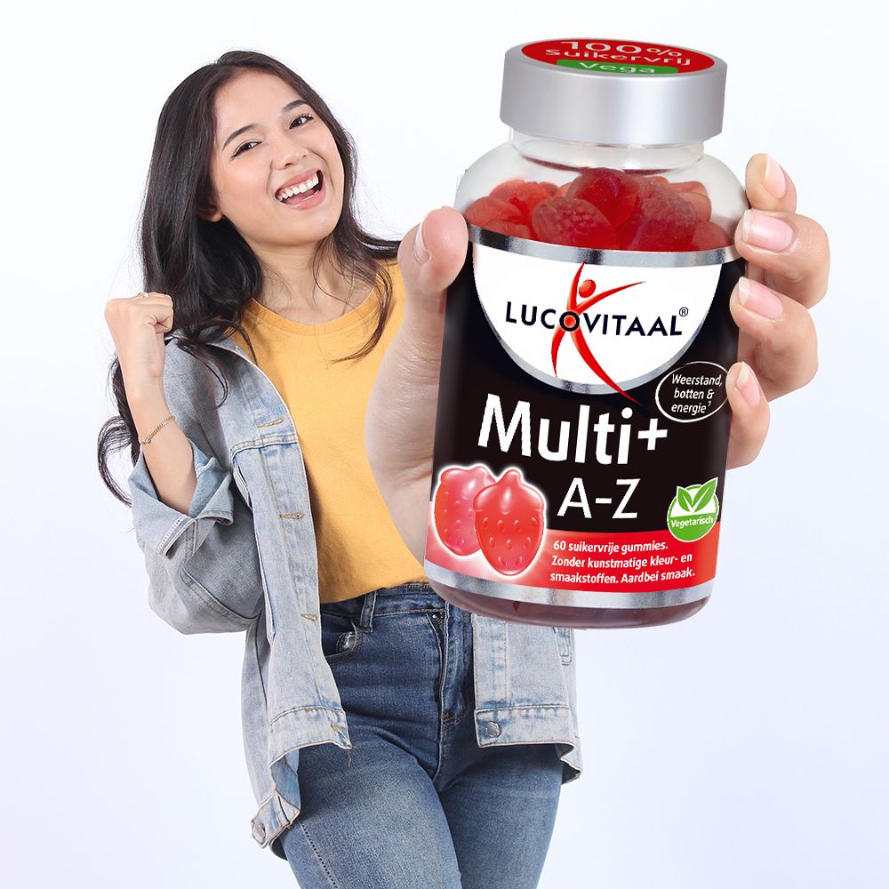 Frau hält eine Flasche Lucovitaal Multi+ A-Z Gummis, die zuckerfrei und vegetarisch sind.