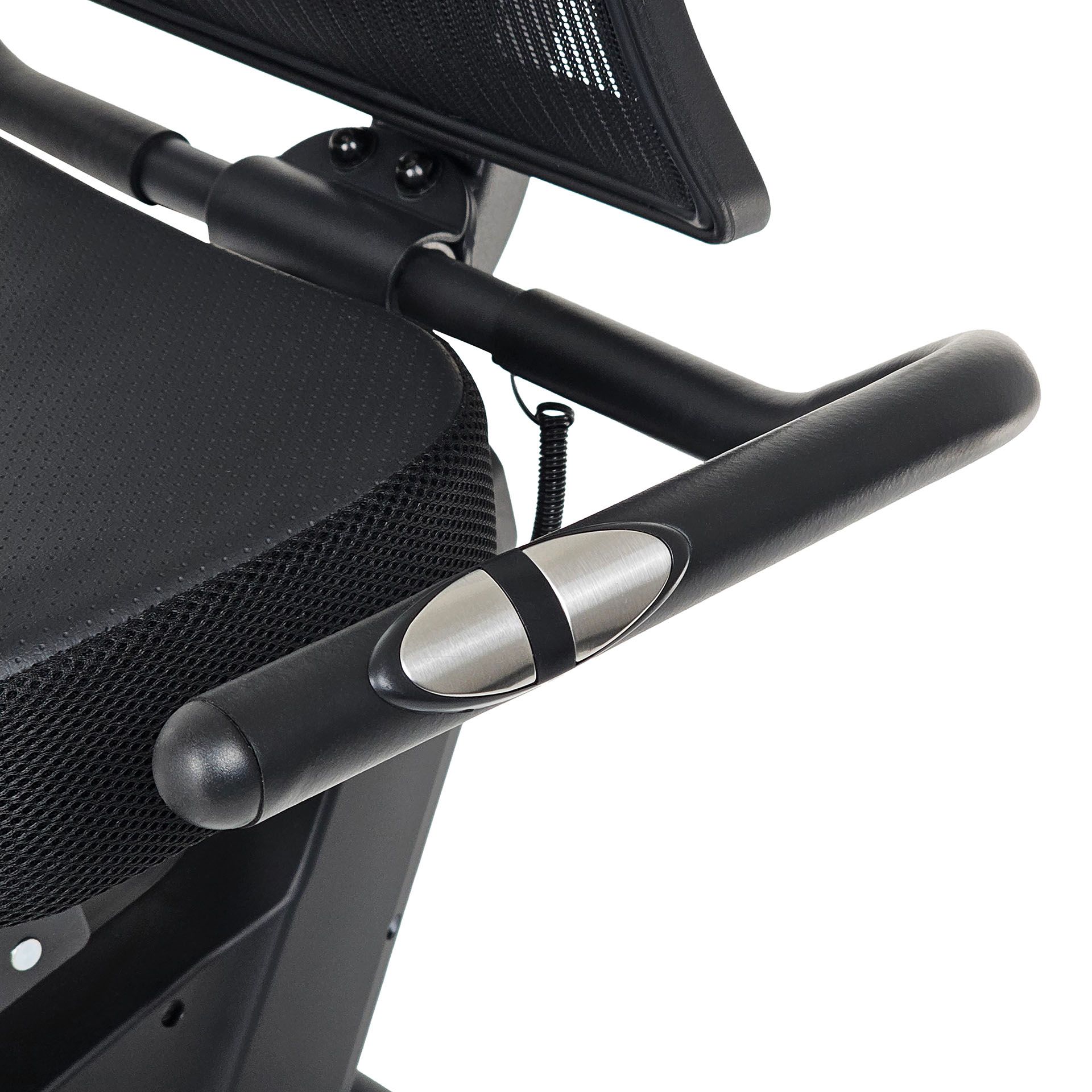 Armlehne des Ergometers. Schwarze Armlehne mit silberfarbenem Element. Abgerundete Form. Schwarze Farbe.